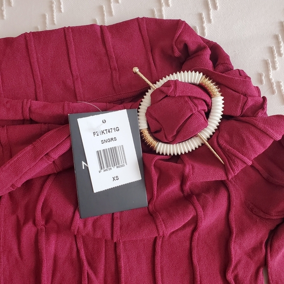 NICHOLAS Aglaia Drop Shoulder Long Sleeve Brooch Top Sangria Size XS - Picture 8 of 10